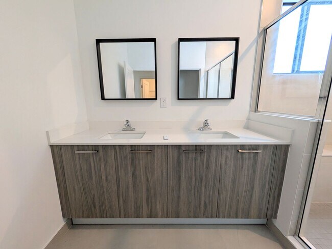 Building Photo - Spacious 3 Bedroom / 3.5 Bathroom Townhome for Rent – Miami