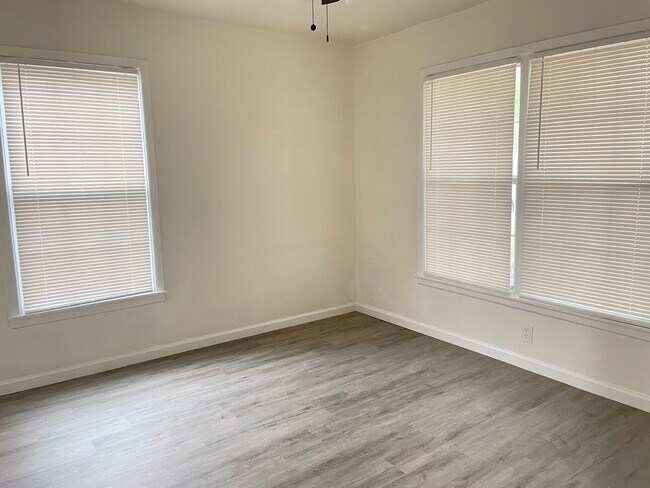 Building Photo - 2514 Garden Dr