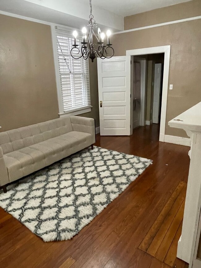 Building Photo - Huge 2BD/2.5BA Uptown, with a Yard, Central Air/Heat, and W/D in Unit