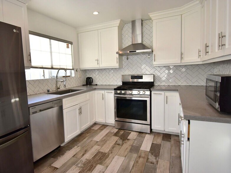 Building Photo - 6501 Vanalden Ave