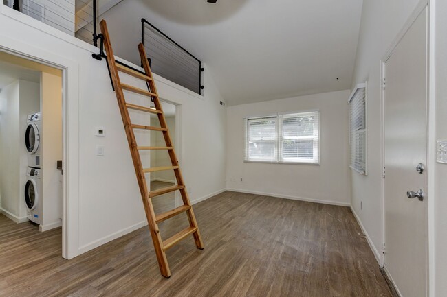 Building Photo - 2025 Pre-Leasing RENOVATED Rare 2 Bedroom ...