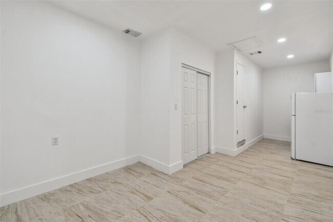 Building Photo - 910 43rd St W