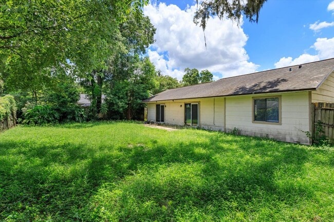 Building Photo - Gorgeous Single Family