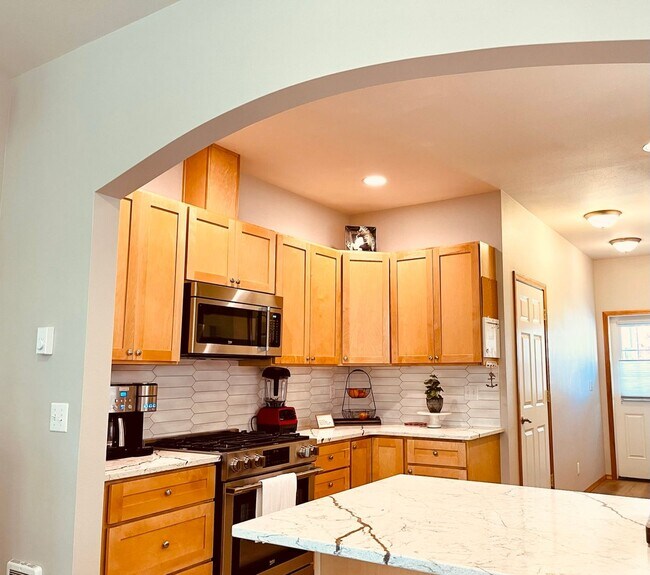 Building Photo - Fully Furnished 2 bedroom cottage in downtown Poulsbo...available starting 5-1