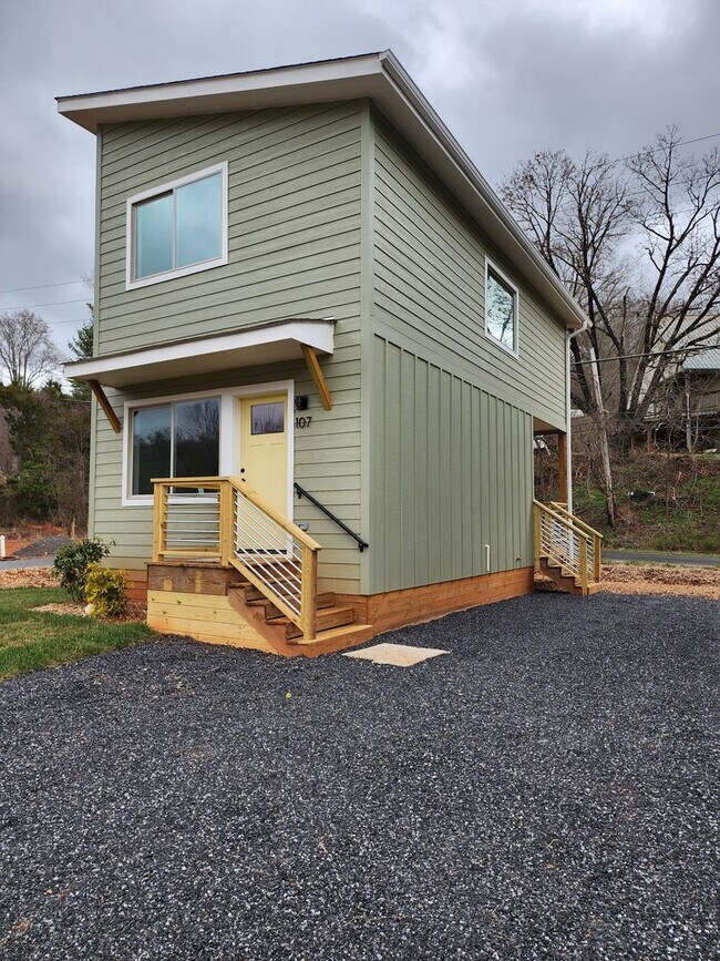 Building Photo - ***6 Month Lease***East Asheville Rental