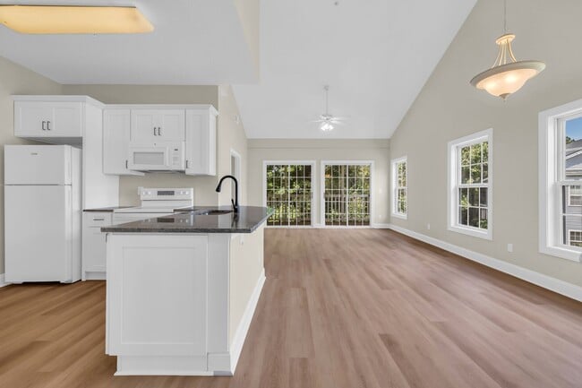 Building Photo - Beautifully renovated condo offering 3 Bed...