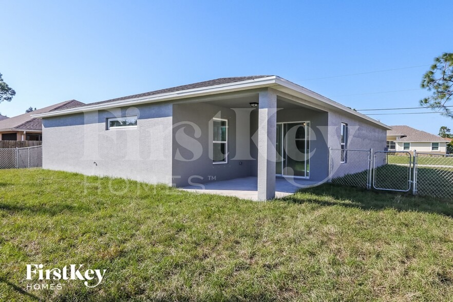 Building Photo - 4349 SW Gagnon Rd