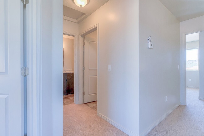 Building Photo - 4 Bedroom End Unit in Sienna Hills! Small Dog Friendly!