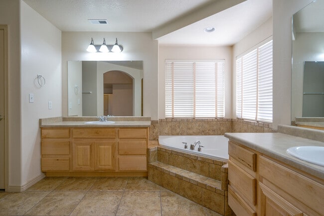 Building Photo - 4 Bedroom in The Knolls at Little Valley