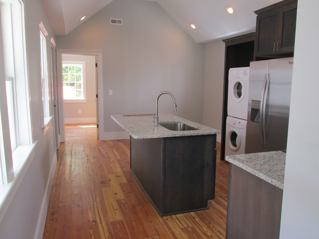 Building Photo - 15 Sires St