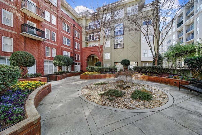 Building Photo - Beautiful 2 Bed 2 Bath Condo in Dilworth!
