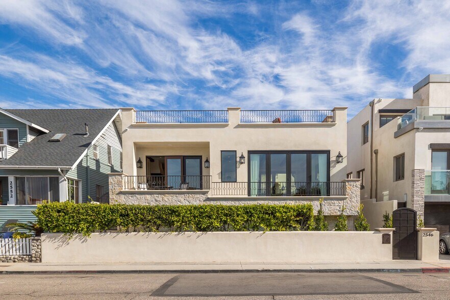 Building Photo - 2546 Manhattan Ave