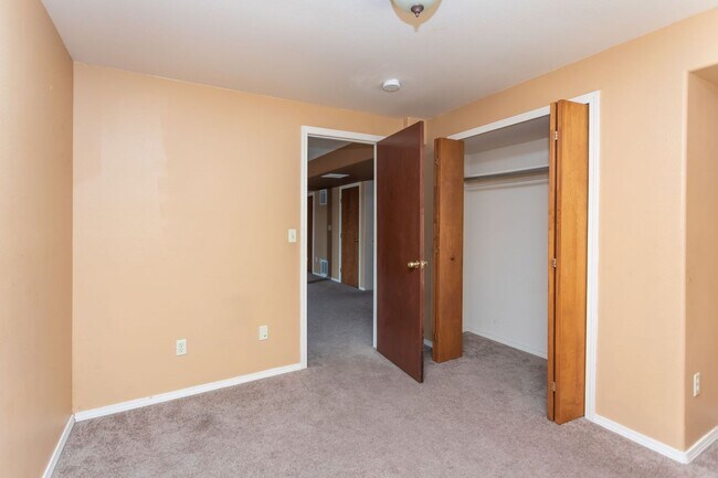 Building Photo - 1130 Pond Side Dr