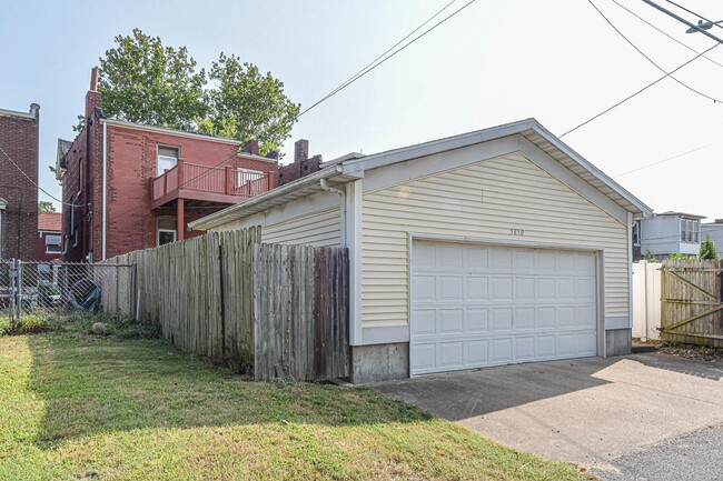 Building Photo - 5850 De Giverville Ave