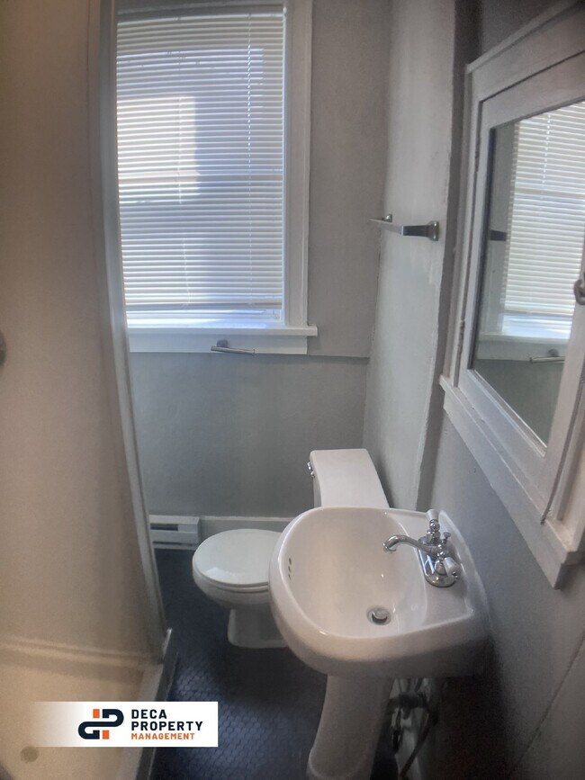 Building Photo - 1 Bedroom Apartment