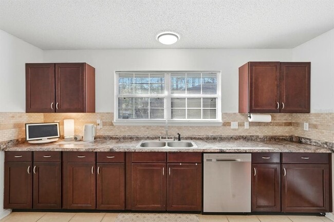 Building Photo - 6 Reybury Ln