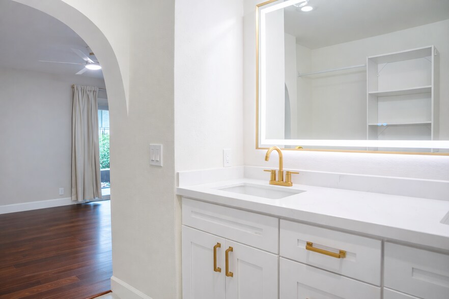 Master Bath - 10425 Caminito Cuervo