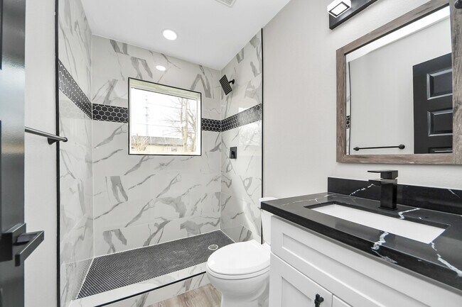 Building Photo - 10114 Fairfax St