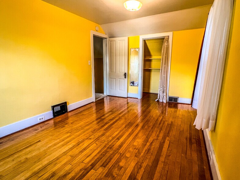 Building Photo - 818 7th St S
