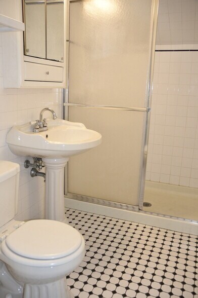 SHOWER - 1539 Jackson N St