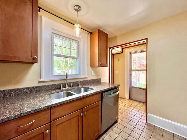 Building Photo - Charming West Asheville Home!