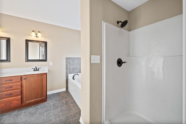 Building Photo - Pet Friendly Four Bedroom!