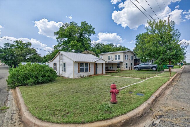 Building Photo - 1109 Hickory St