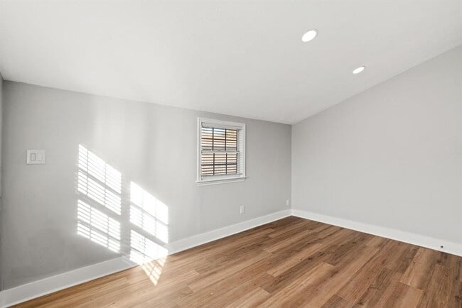 Building Photo - 915 Avenue E