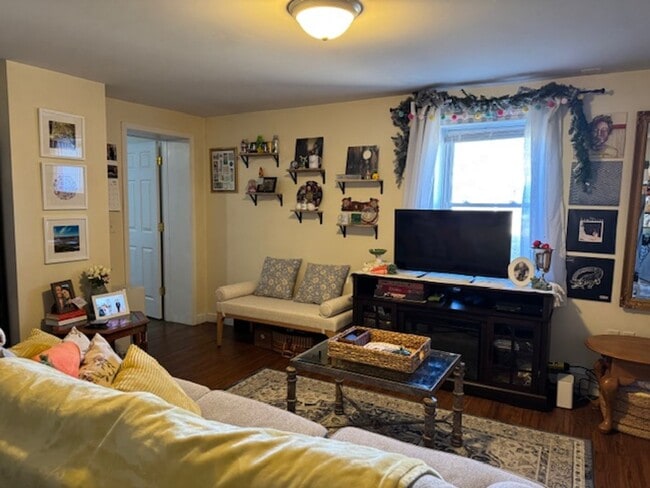 Building Photo - 215 N Lewis St