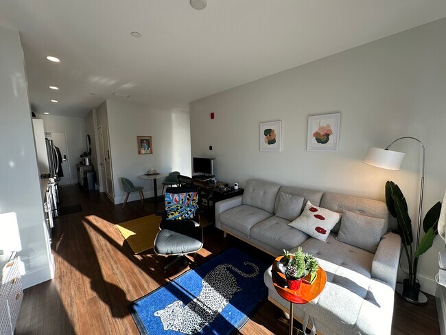 Building Photo - 205 Maverick St