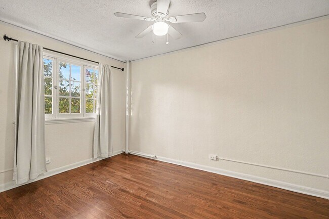 Building Photo - Walkable Capitol Hill Condo | Parking Included