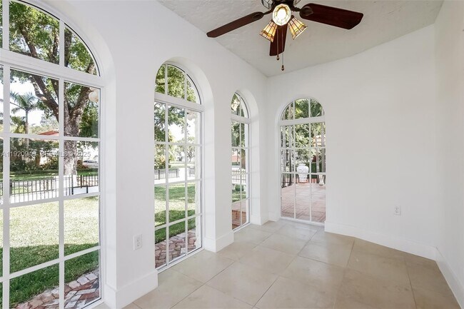 Building Photo - 1916 Ferdinand St