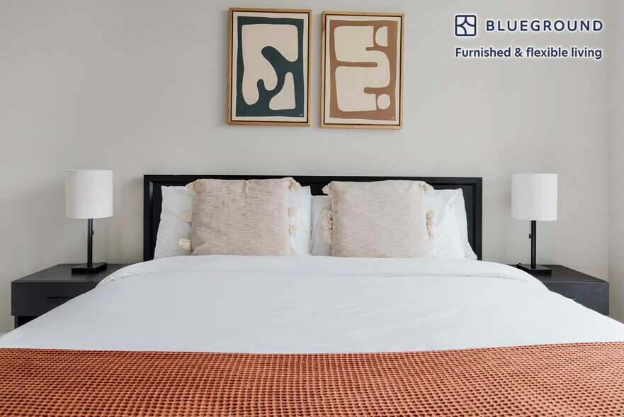 Building Photo - 555 E Evelyn Ave