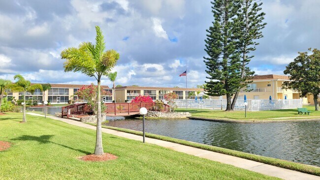 Building Photo - Best 55+ Complex in Merritt Island 3/2 open floor plan.