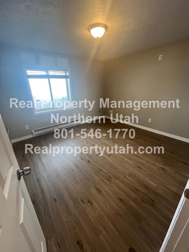 Building Photo - 6 Bed 3.5 Bath Rambler Home in Layton