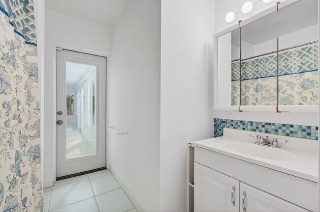 Building Photo - 699 NW 16th Ave