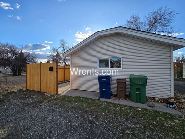 Building Photo - Newly Updated 1 Bed / 1 Bath Bungalow Not available for showing until after 4/1/2026