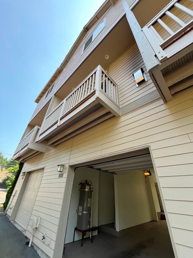 Building Photo - 10308 SW Hollyridge Ln