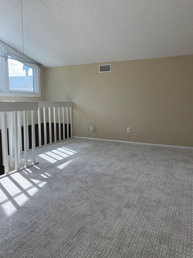 Building Photo - 2 bedroom, 2 bathroom with loft END UNIT t...