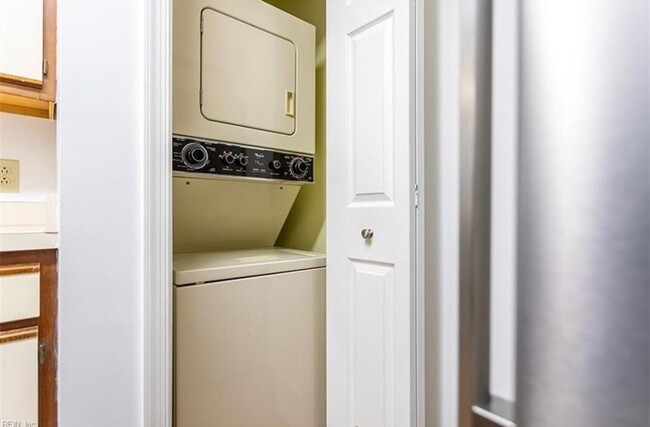 Building Photo - Spacious Room Rental in Williamsburg
