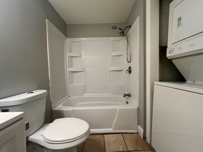 Building Photo - Charming 2BR Home with Yard, Porch & In-Home Laundry