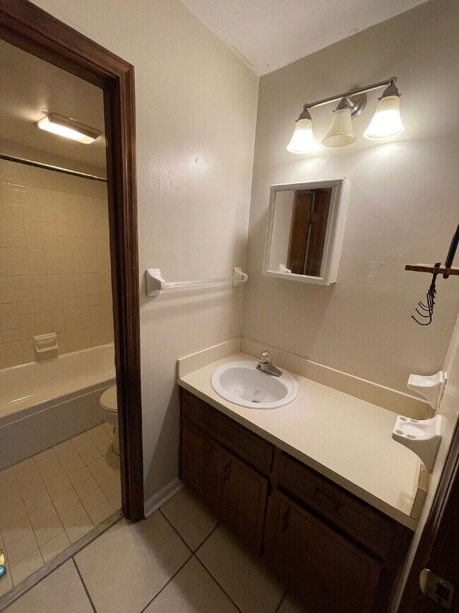 Building Photo - Beautiful 2 Bedroom 1 Bathroom in NW Tallahassee!