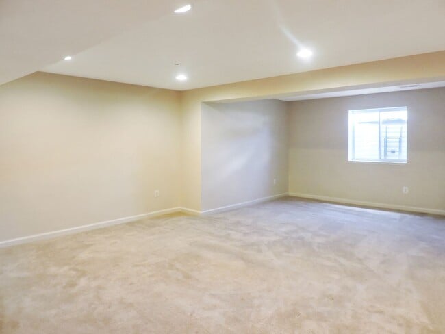 Building Photo - 9166 Beechdale Ct