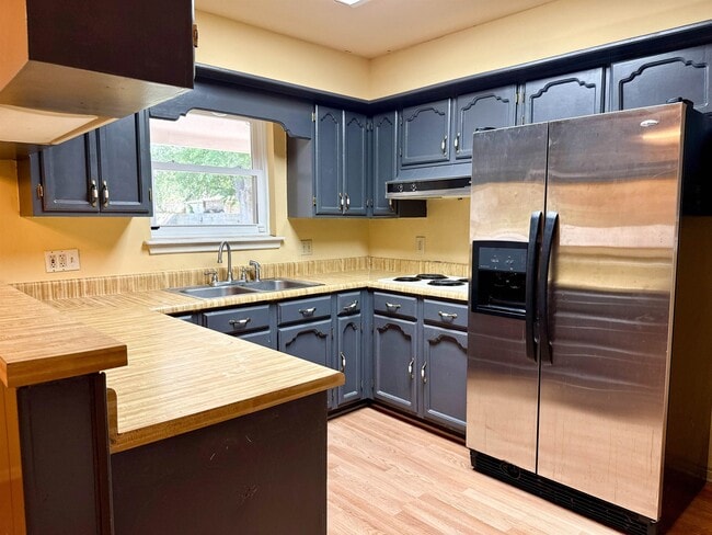 Building Photo - 405 Westmont Dr