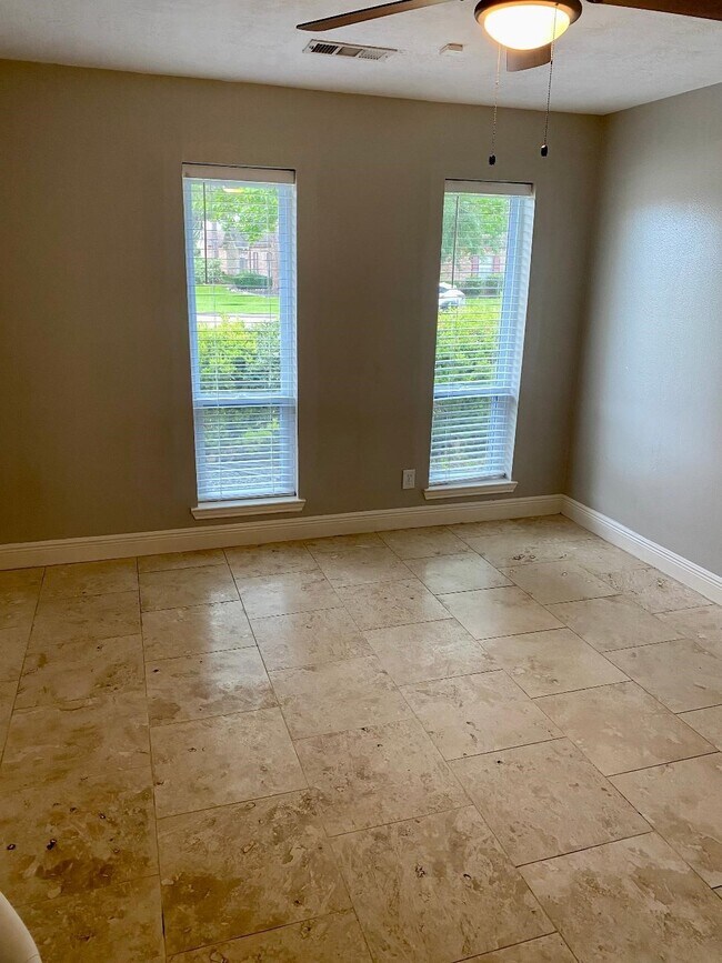 Building Photo - 2419 Briarlee Dr