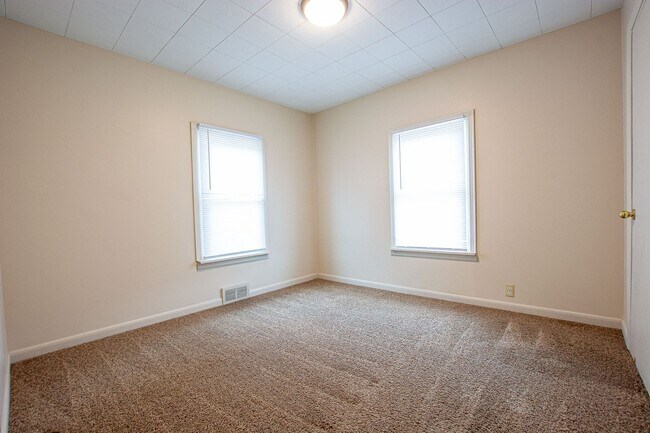 Building Photo - 2 Bedroom / 1 Bath Home in Carter Lake!