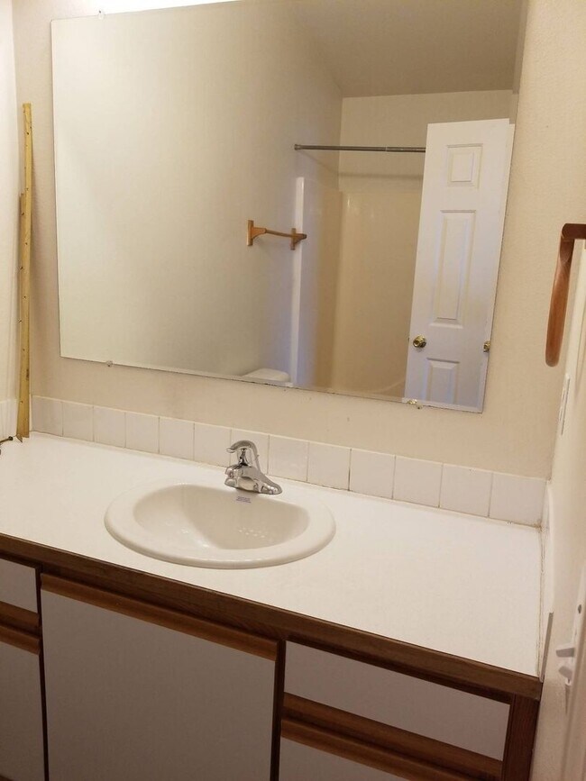 Building Photo - 1706/1708peni