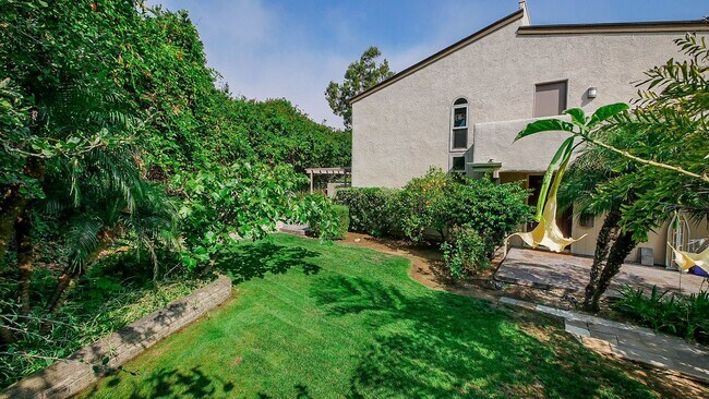 Building Photo - Updated 4BR Townhome in La Jolla Shores He...