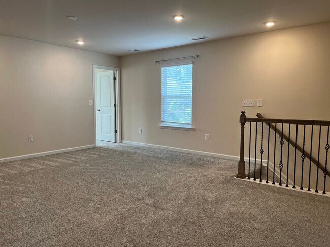Building Photo - AMAZING LOCATION, Fantastic 4 Bed Home, In...