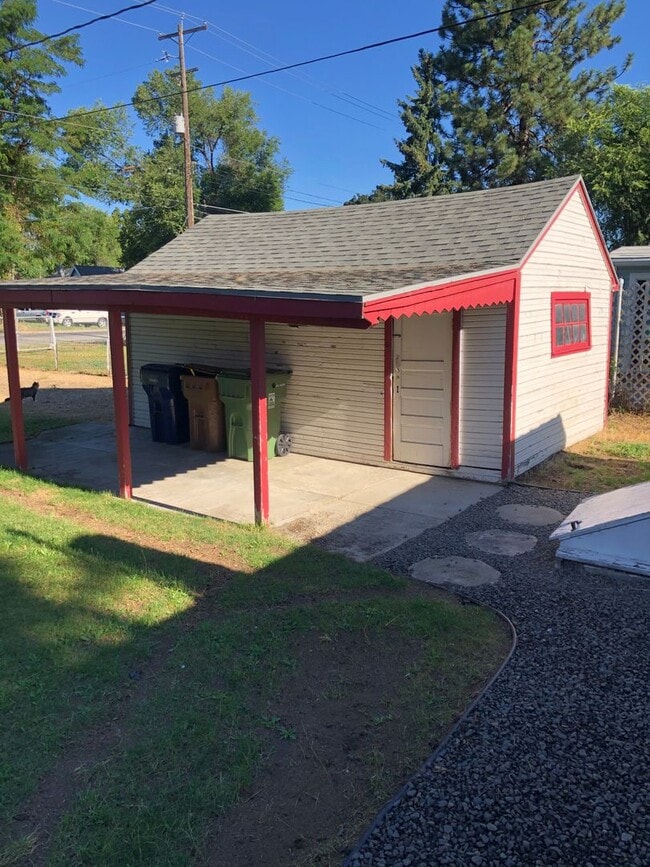Building Photo - Clean & cozy 2 bedroom 1 bath Rancher comi...